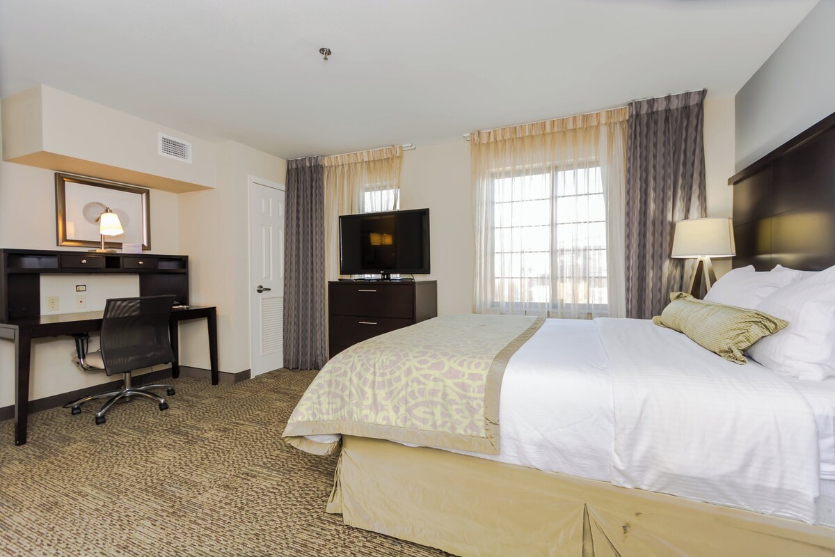 10 bedrooms, premium bedding, down comforters, desk