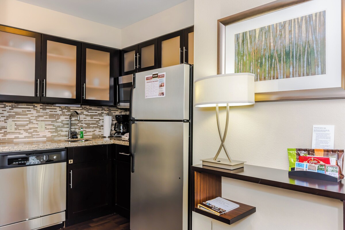 10 bedrooms, premium bedding, down comforters, desk