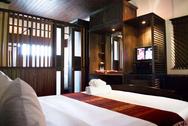 Deluxe Double Room Pool View | Bar mini, peti besi dalam bilik, dihias secara berasingan, meja 
