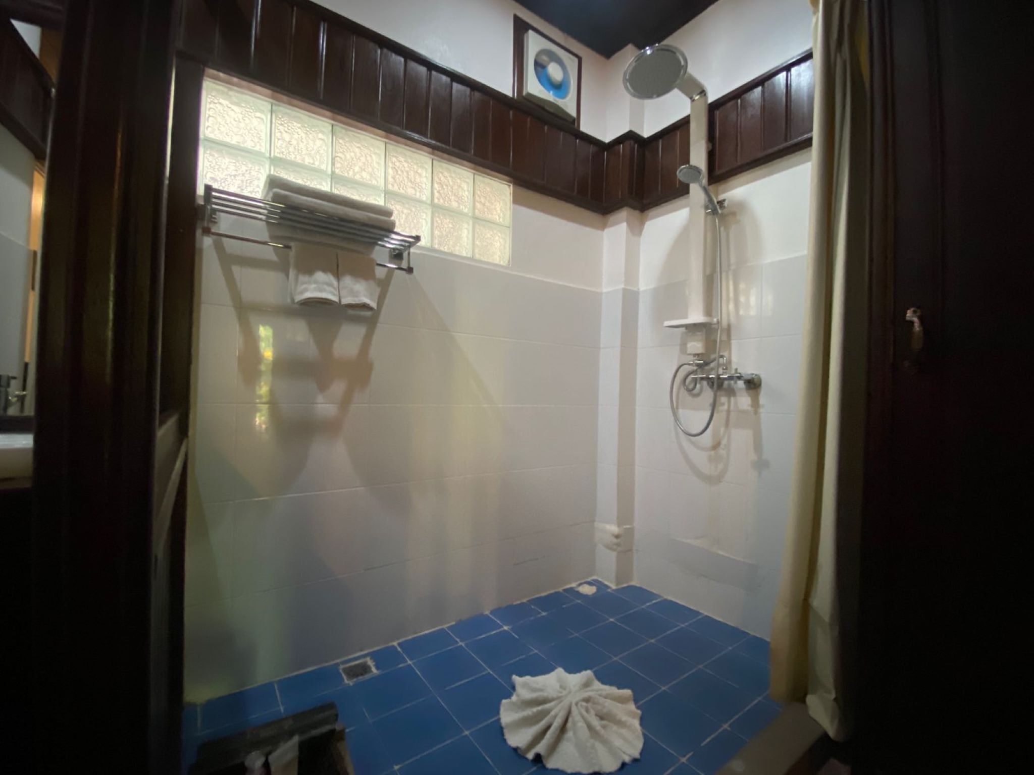 deluxe twin room pool view | bathroom | free toiletries, hair dryer, slippers, towels