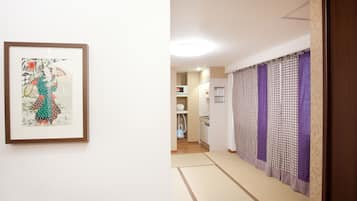 传统四人房 | 办公桌、笔记本电脑工作区、遮光窗帘、免费 WiFi