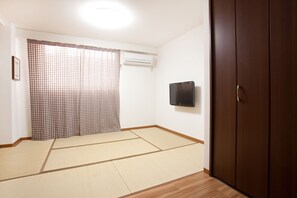 Traditional Single Room, Japanese Futon | Living area | TV - Hotel Hanabi (Tokyo)