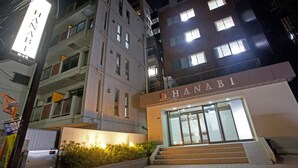 En byggnad med flera våningar, och vid entrén finns en skylt med texten ”HANABI”.