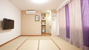 传统四人房 | 办公桌、笔记本电脑工作区、遮光窗帘、免费 WiFi
