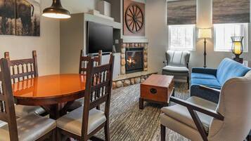 Condo, 2 Bedrooms, Kitchen | Living room | 40-inch LED TV with satellite channels, TV, fireplace