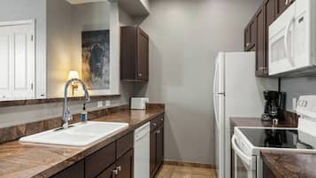 Condo, 2 habitaciones, cocina | Baño | Secadora de cabello y toallas