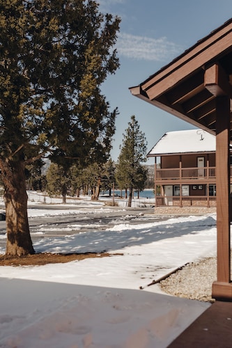 Vintage Lakeside Inn