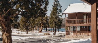 Vintage Lakeside Inn