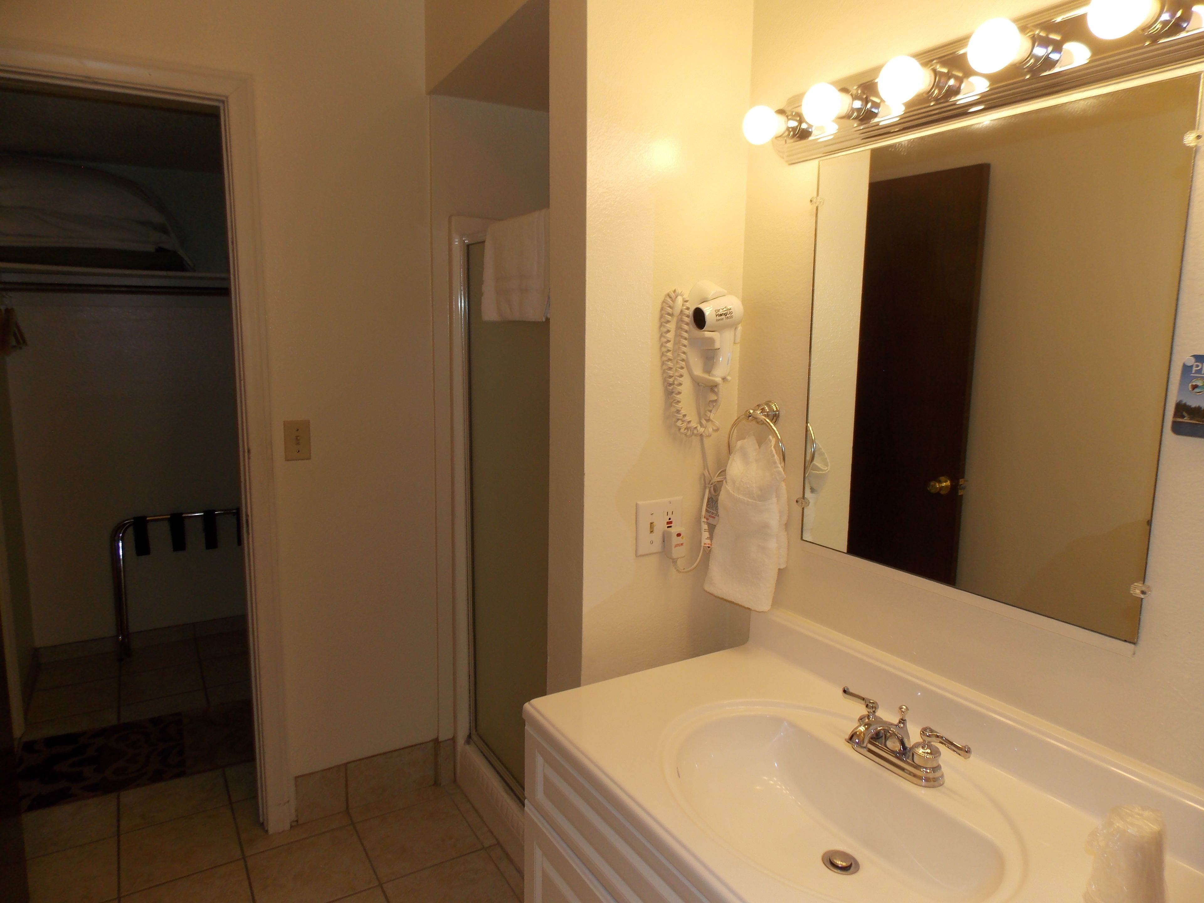 jacuzzi suite | bathroom | free toiletries, hair dryer, towels