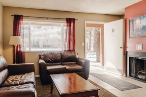 Family Suite, 1 Bedroom | Living area