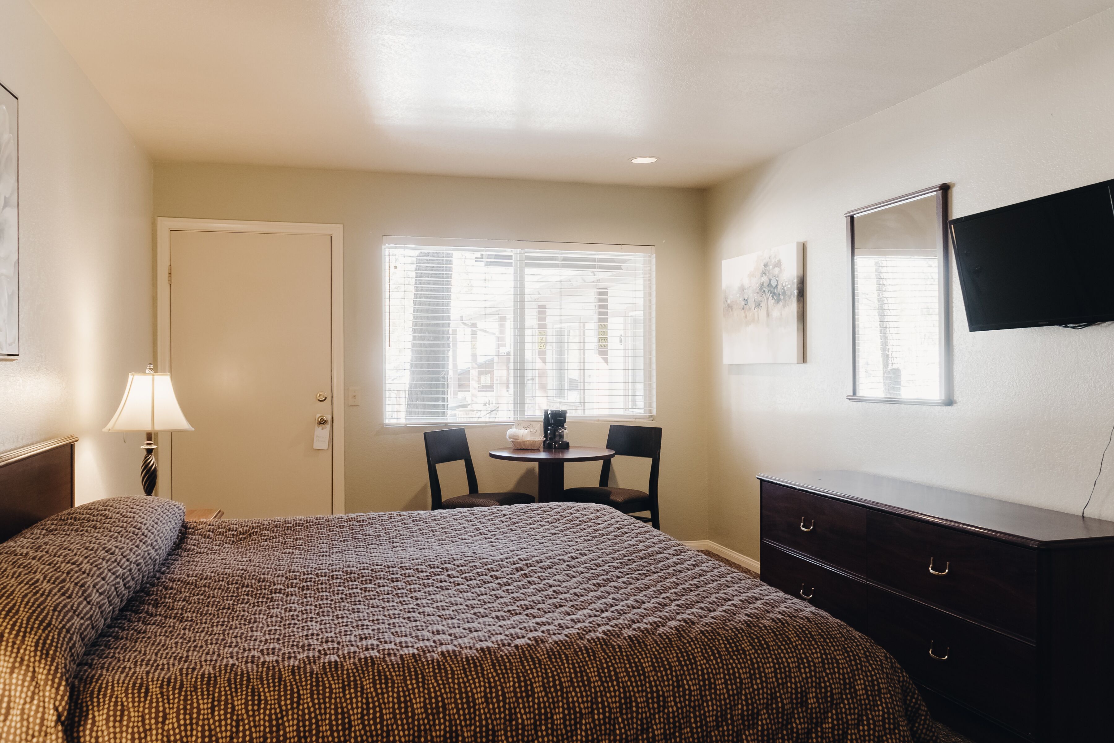 standard room, 1 king bed | iron/ironing board, free wifi, bed sheets