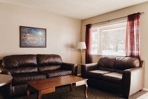 Family Suite, 1 Bedroom | Living area