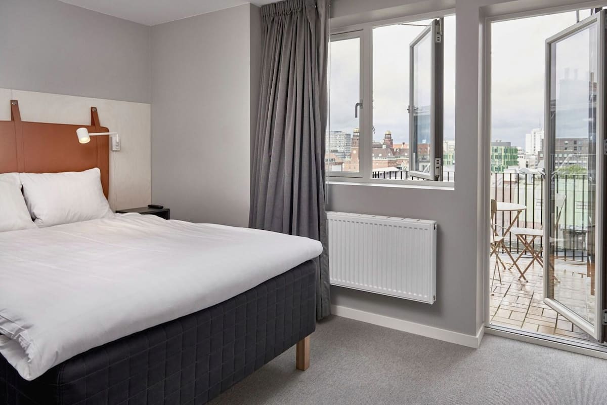Laptop workspace, WiFi (free), bed sheets