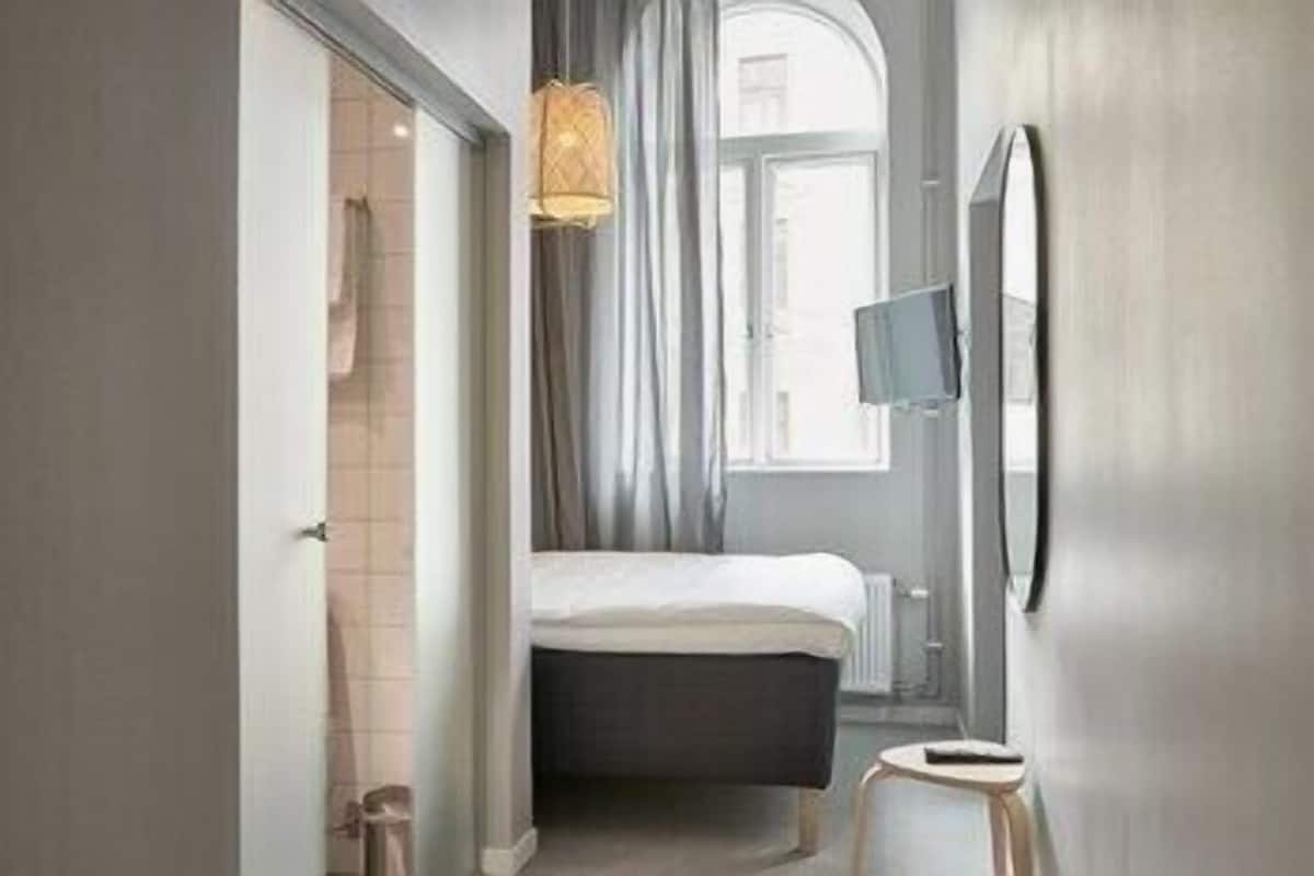 Espacio para trabajar con laptop, wifi gratis y ropa de cama