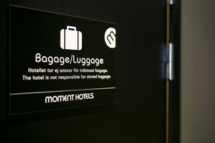 Señal que indica que el hotel no se hace responsable por equipaje guardado.