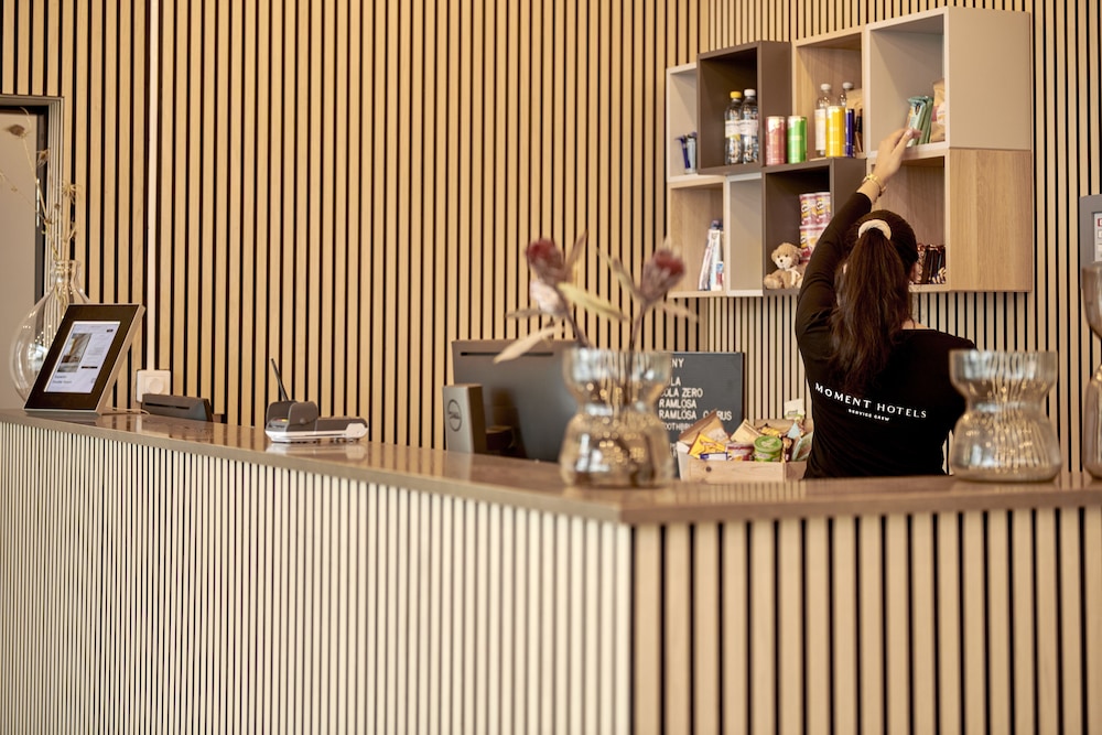 Moment Hotels by null