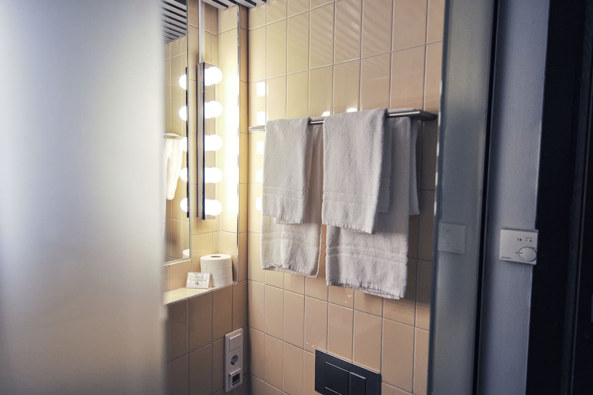 single room, no windows | laptop workspace, free wifi, bed sheets