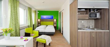 Luxe beddengoed, een bureau, verduisterende gordijnen