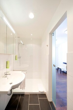 Shower, rainfall showerhead, towels - BONNOX Boardinghouse & Hotel (Bonn)