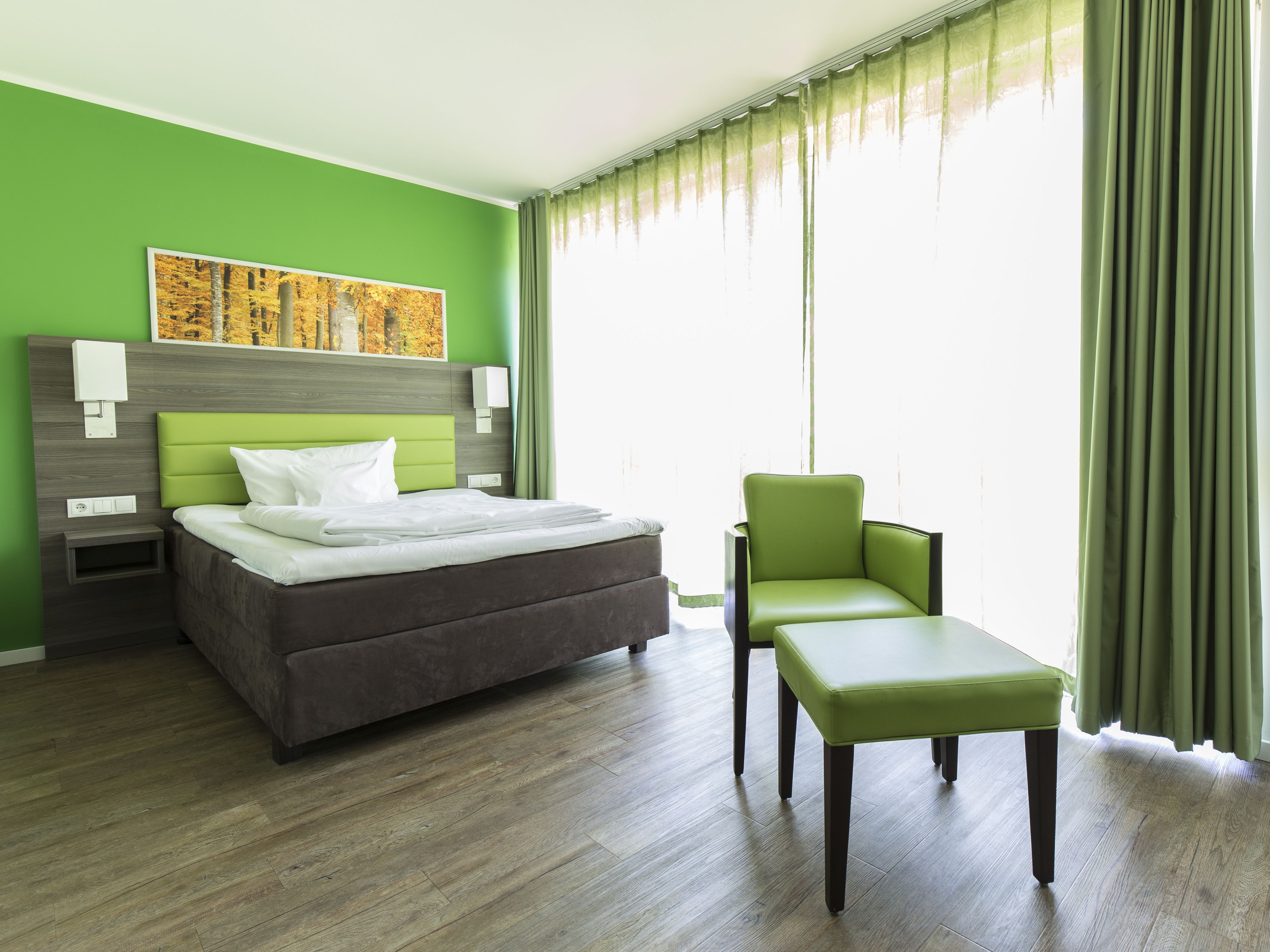 Hochwertige Bettwaren, Schreibtisch, Verdunkelungsvorhänge