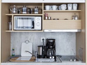 Lemari es, microwave, kompor, dan mesin pembuat kopi/teh