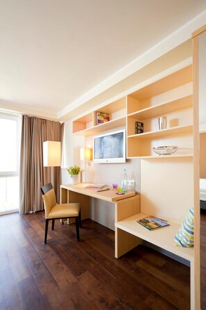 Hochwertige Bettwaren, Schreibtisch, Verdunkelungsvorhänge