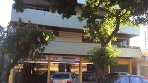 Un edificio con una vetrina che porta l'insegna "Iguassu AGAPE".