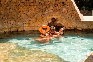 Un muro de piedra rodea una piscina.
