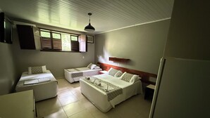 Apartamento Familiar Casal | Minibar, barnesenger (inkludert), wi-fi (inkludert) og sengetøy