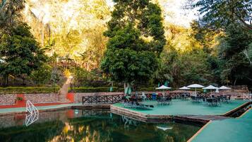 Piscina interna, 8 piscinas externas, guarda-sóis, espreguiçadeiras