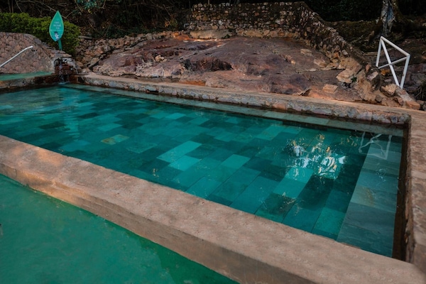 Kolam renang tertutup, 8 kolam renang terbuka, payung kolam