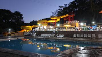 Indoor pool, 8 outdoor pools, pool umbrellas, pool loungers