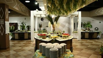 供應早餐、午餐及晚餐