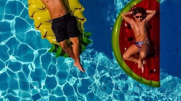 Indoor pool, 8 outdoor pools, pool umbrellas, sun loungers