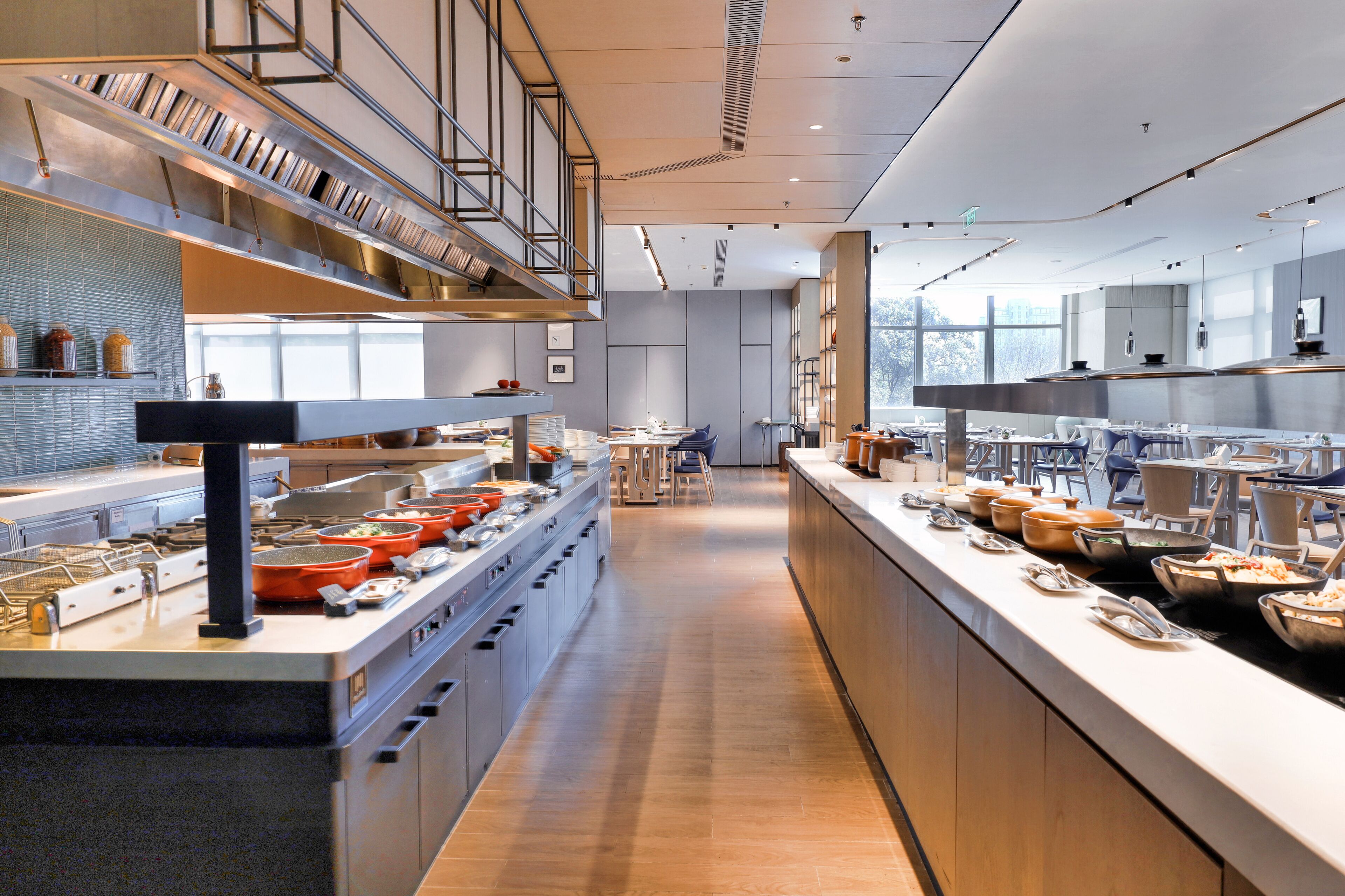 3 restaurants, breakfast, lunch, dinner served; chinese cuisine