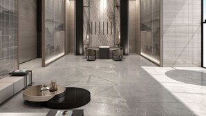 Eine moderne Lobby mit einer Rezeption, einer Sitzecke und einem einzigartigen geometrischen Kronleuchter.