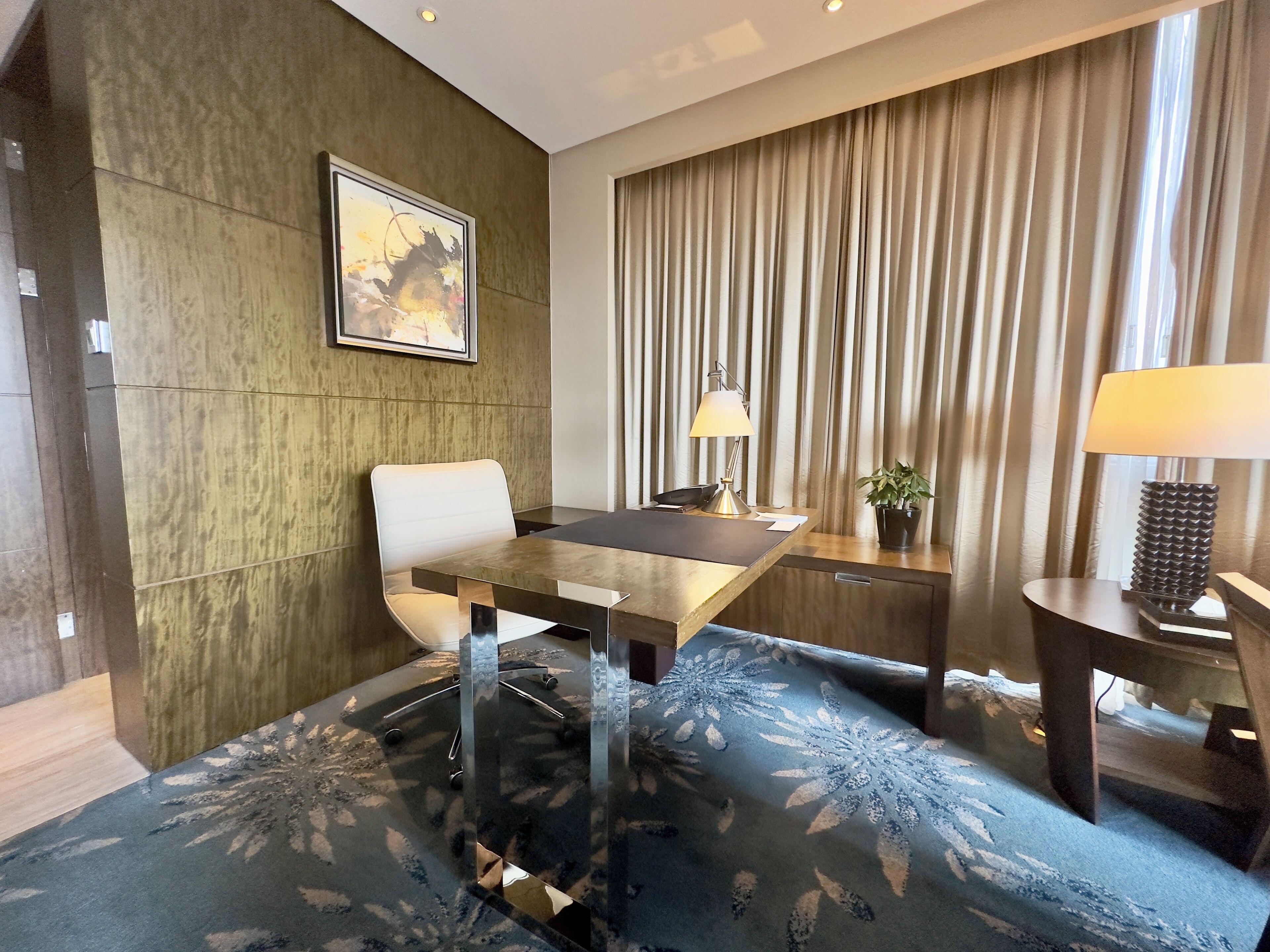 executive suite, 1 king bed | living area | tv, ipod dock