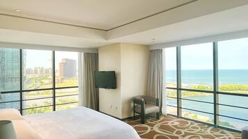 Junior Studio, 1 Bedroom, Sea View | Minibar, in-room safe, desk, blackout drapes
