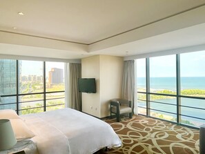 Minibar, in-room safe, desk, blackout curtains - Four Points by Sheraton Qingdao, West Coast (Qingdao)