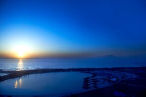 บนชายหาด