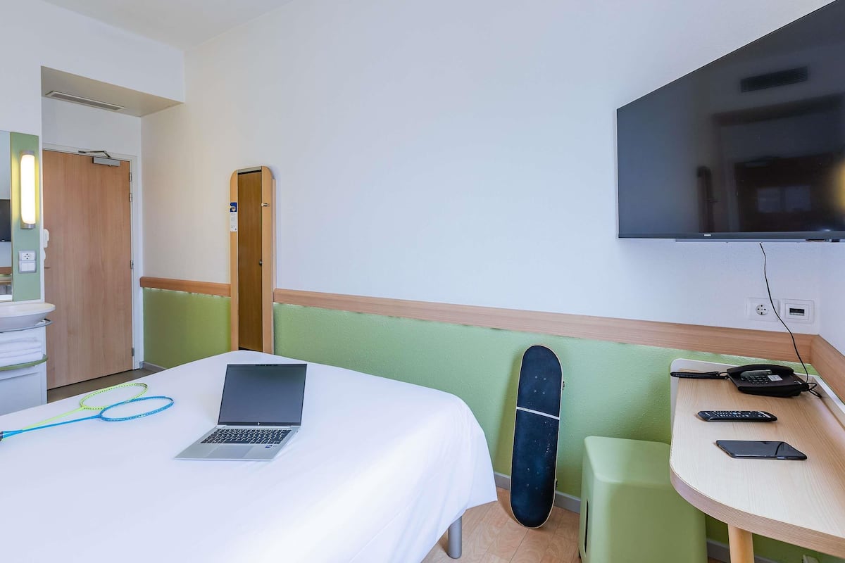 Zimmer, 1 Doppelbett | Schreibtisch, Verdunkelungsvorhänge, schallisolierte Zimmer