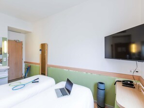 Quarto, 2 camas de solteiro | Escrivaninha, cortinas blackout, quartos à prova de som