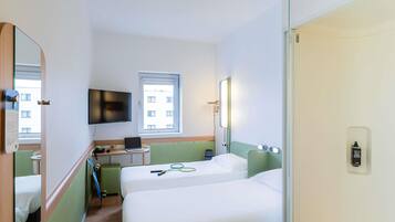 Room, 2 Twin Beds | Desk, blackout drapes, soundproofing, free WiFi