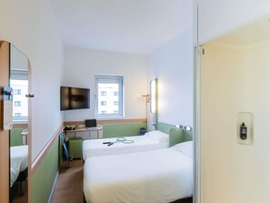 Rum - 2 enkelsängar | Skrivbord, mörkläggningsgardiner, ljudisolering och gratis wi-fi