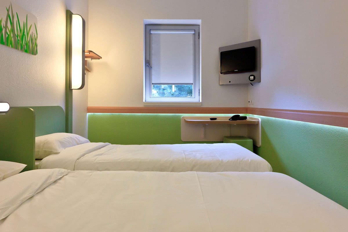 Room, 2 Twin Beds | Desk, blackout drapes, soundproofing, free WiFi