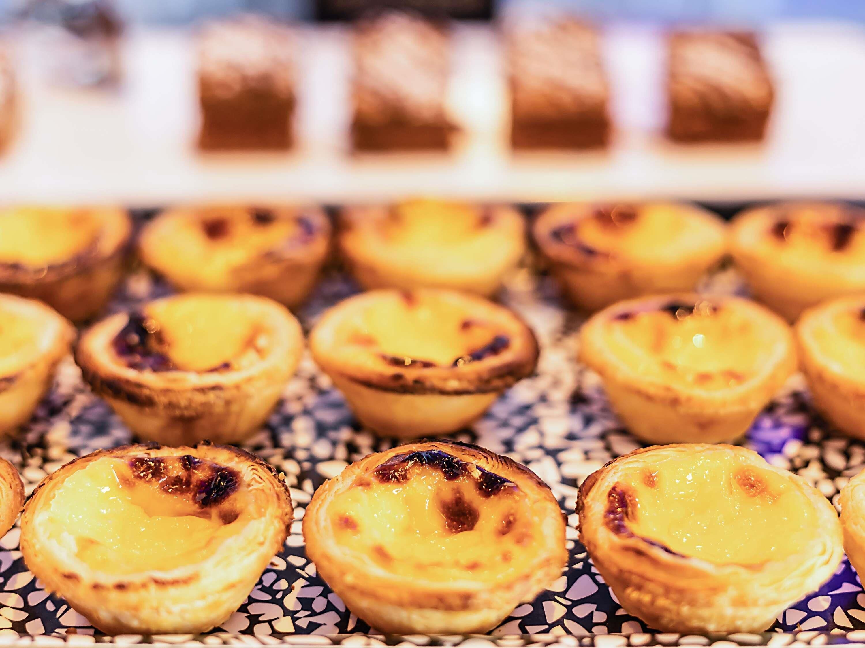 Eine Auswahl portugiesischer Pastéis de Nata.