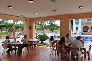 Tempat makan outdoor