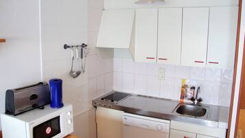 Studio (for 3/5 people) | Private kitchen | Full-size fridge, microwave, coffee/tea maker, electric kettle
