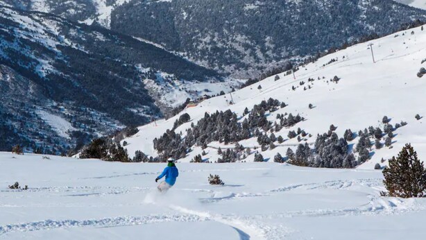 A snowy mountain landscape with a skier in motion. - Paradis Blanc 3000 (Pas de la Casa)