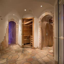 Sauna, hot tub, Turkish bath/hammam, manicures and pedicures